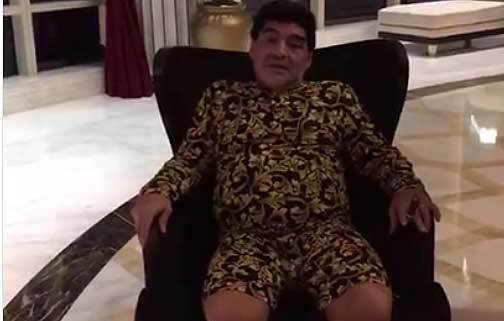 Maradona cumple 56, saluda a sus 
fanáticos y le pega a Higuaín