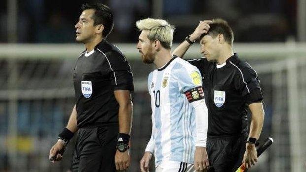 Polémica: Brasil-Argentina será dirigido por un árbitro muy criticado por Lionel Messi