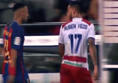 Un día Neymar reaccionó y empujó a un rival por las escaleras