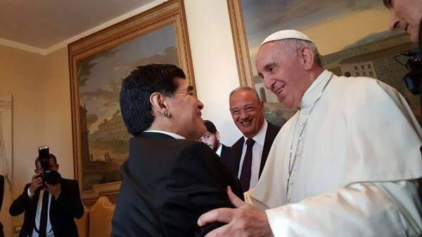 Un lujoso regalo que Diego Maradona le hizo al Papa será subastado