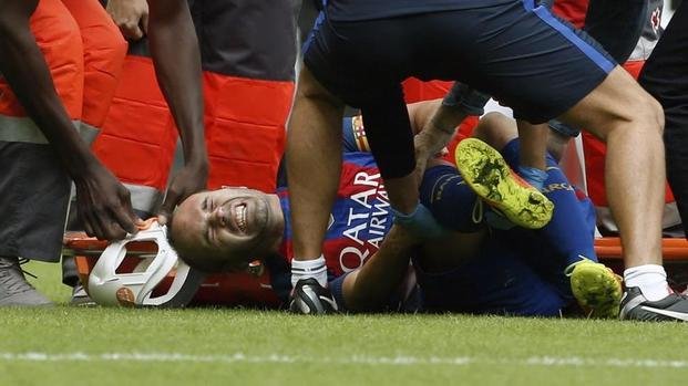 Un patadón de Enzo Pérez sacó de la cancha a Iniesta