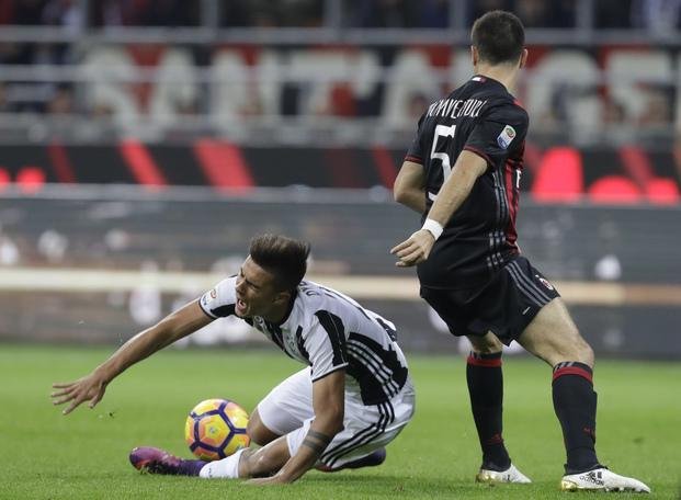 Uno menos para Bauza: Dybala salió lesionado en Juventus-Milan