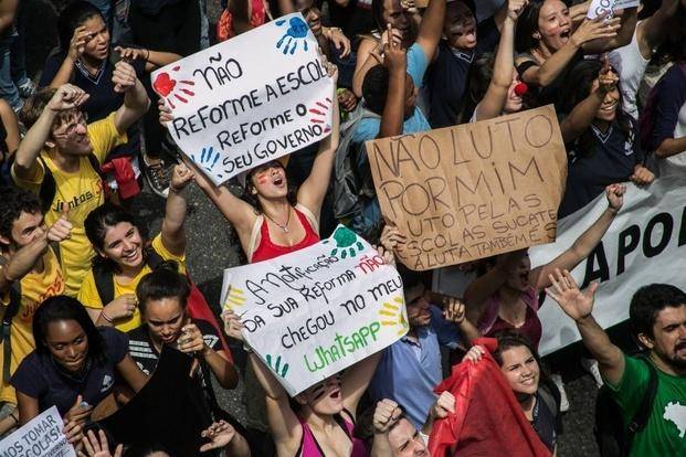 Estudiantes de Brasil salen a protestar contra el ajuste de Temer