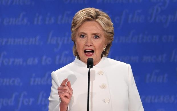 Hillary, victoriosa en el duelo según las encuestas, aunque por menor margen