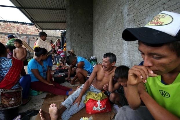 Los venezolanos van a buscar comida a una ciudad del norte de Brasil