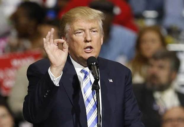 Trump ahora busca capitalizar las sospechas por los mails de Hillary