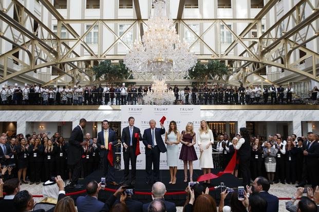 Trump mezcla negocios y política al inaugurar su nuevo hotel
