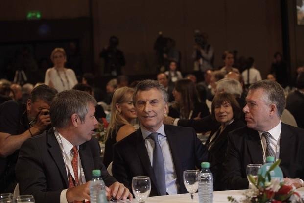 El Gobierno convocó a empresarios y sindicalistas a una mesa de diálogo