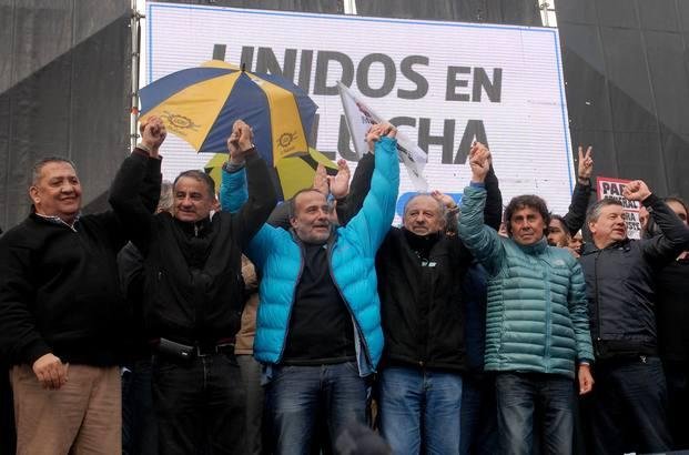 Las dos CTA y otros gremios preparan un paro