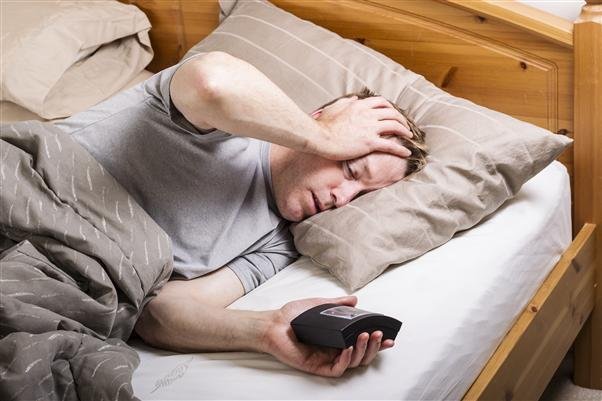 Alertan que dormir menos de 7 horas aumenta el riesgo de ACV