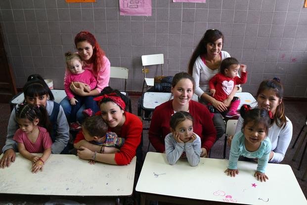 Día de la madre:  la titánica tarea de criar hijos y no abandonar el estudio