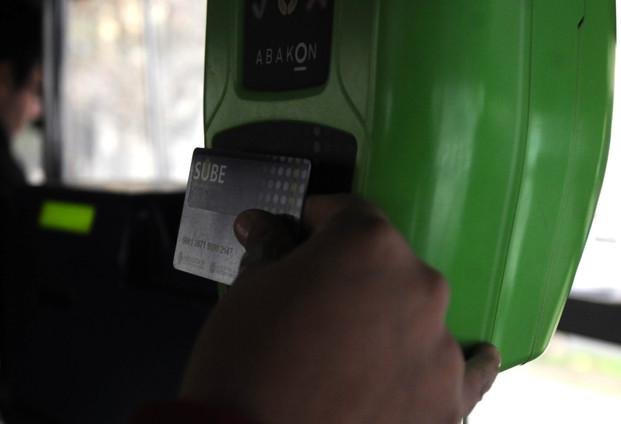 Irá a juicio por negarle a un pasajero viajar sin la SUBE