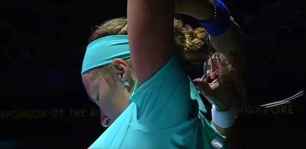 La tenista rusa Kuznetsova se cortó el pelo para ganar un partido