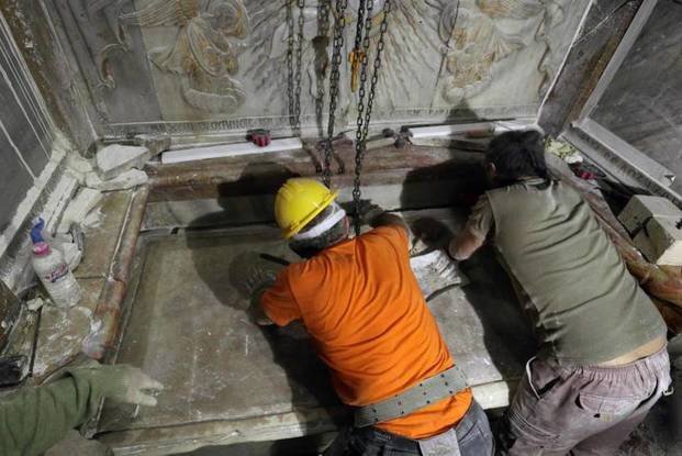 Llegaron a la lápida de la tumba de Jesucristo