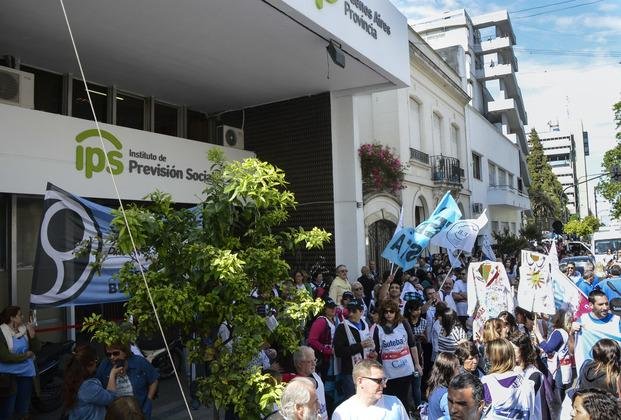 Abrazo simbólico al IPS por jubilaciones docentes