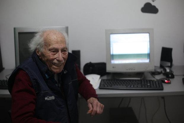 Abuelo tecno: a un paso de los 100, José Luis se le anima a la “compu”