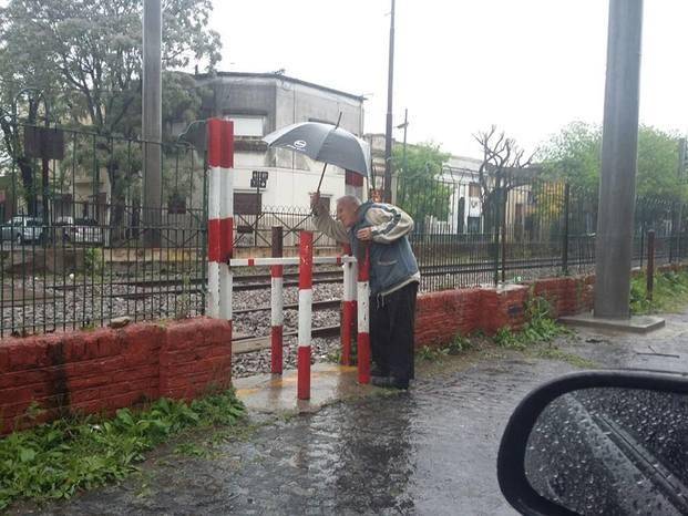 Bloquearon los pasos peatonales en la calle 1: confusión y fastidio