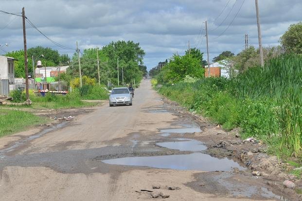 Calle intransitable en Los Hornos: vecinos hicieron una zanja para no inundarse