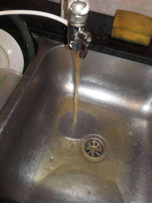 De las canillas de Barrio Norte, el agua salió marrón