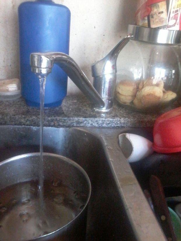 Denuncian baja presión de agua en Villa Elvira