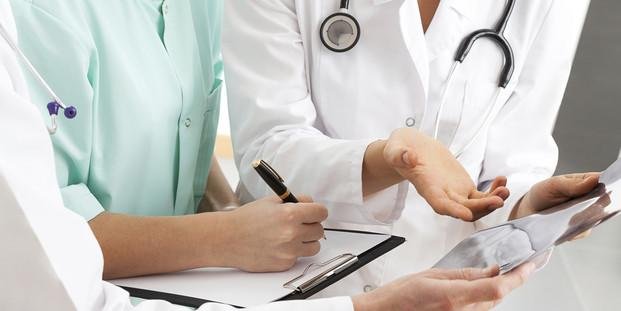 Municipios bonaerenses buscan médicos y les otorgan beneficios