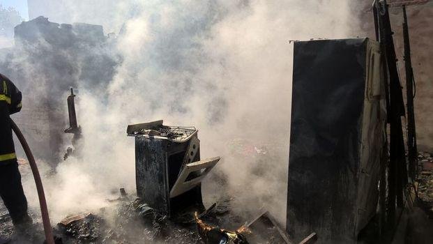 El fuego arrasó otra casa en Los Hornos y una mujer terminó con varias quemaduras