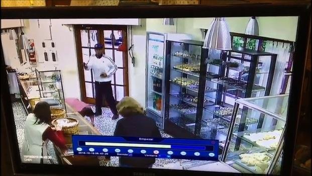 Imágenes del robo a la panadería de Villa Castels: buscan al ladrón