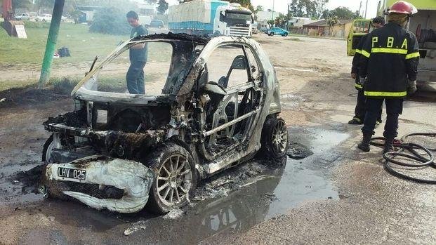 Un auto de alta gama se prendió fuego en Olmos: no hubo heridos