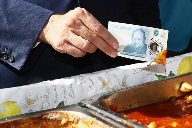 Avanza mientras tanto la incorporación de billetes de plástico
