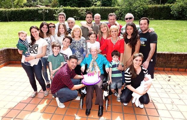 Entonando tangos en familia, María Esther cantó los 100 en Villa Elisa