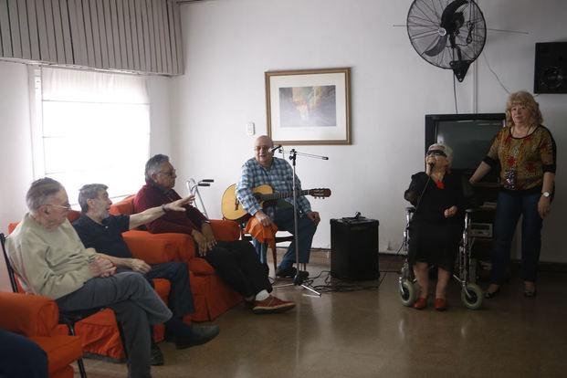 Nelly, una tanguera ciega que contagia energía a los abuelos