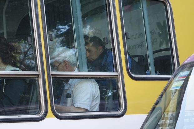 Sigue la custodia policial a micros de la Este y 520