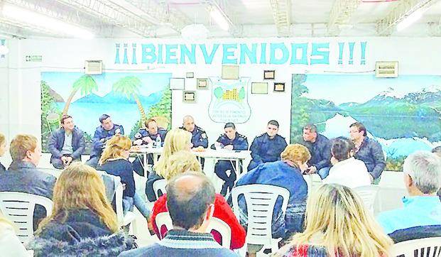 La falta de luminarias y   los autos abandonados