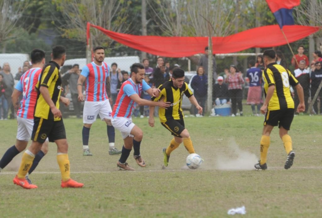 En cancha hubo fútbol y goles; afuera, piñas