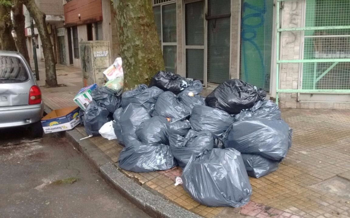 Quejas por la acumulación de basura en 4 y 56