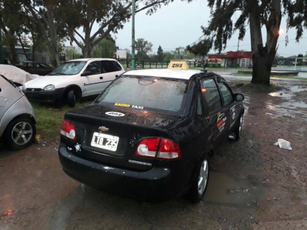 Dos taxistas asaltados, uno de ellos por una mujer que le pegó