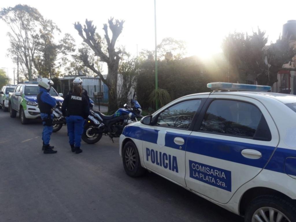 El joven golpeado en Los Hornos tenía también un tiro en la cabeza