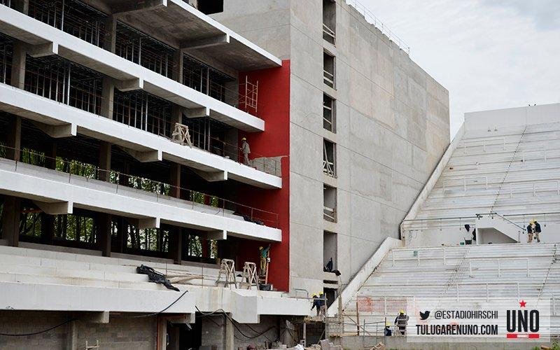 Empezaron a pintar de rojo los palcos