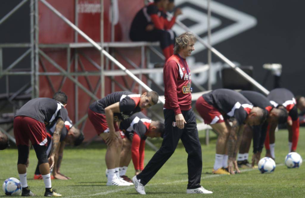 Gareca tiene los once de Perú con Farfán, recuperado