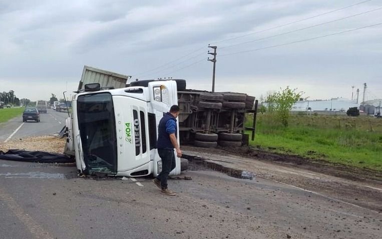 Vuelco y tránsito complicado en Ruta 2 a la altura de Abasto