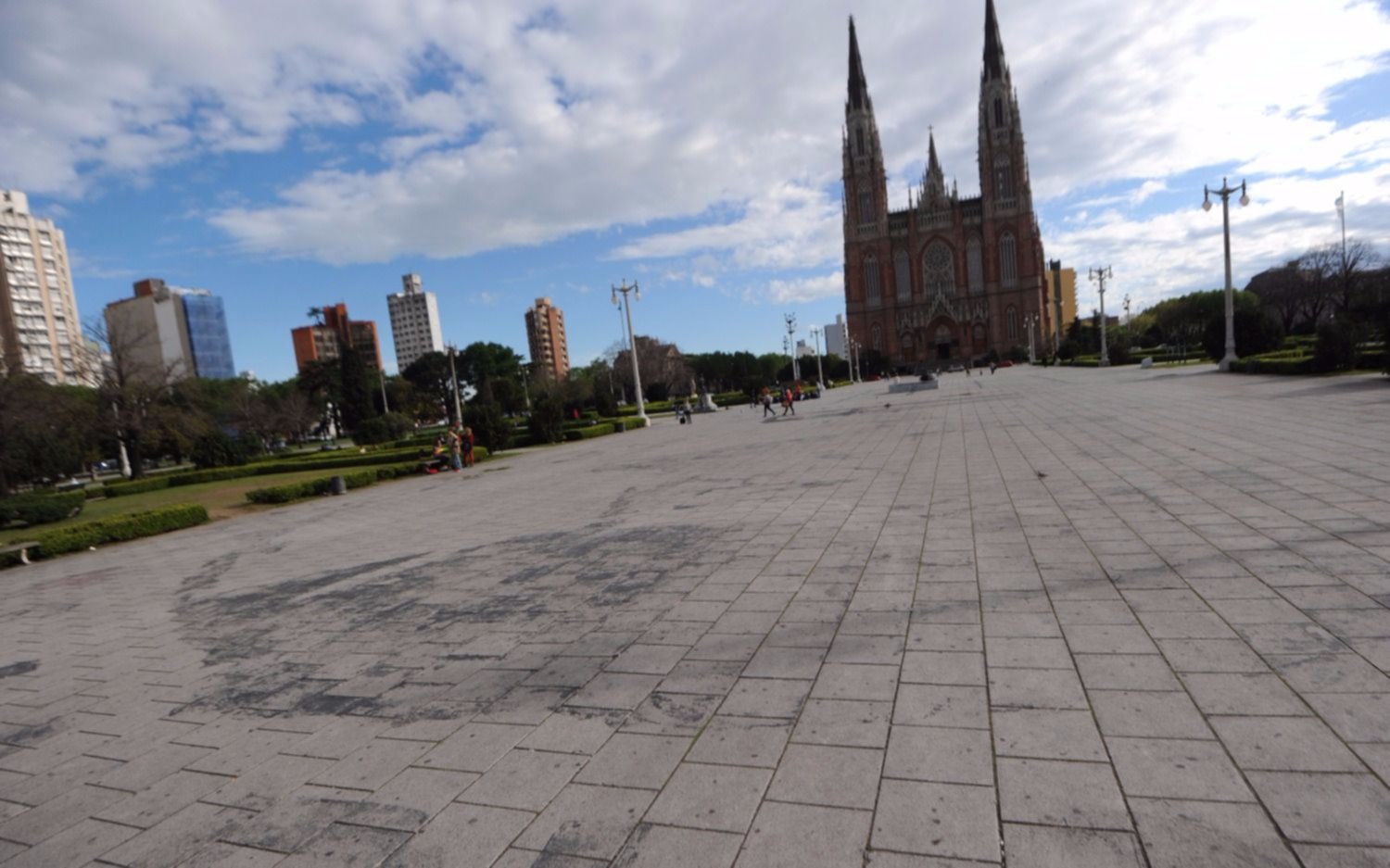 Denuncian que fueron quitados los murales a López y Malvinas de Plaza Moreno
