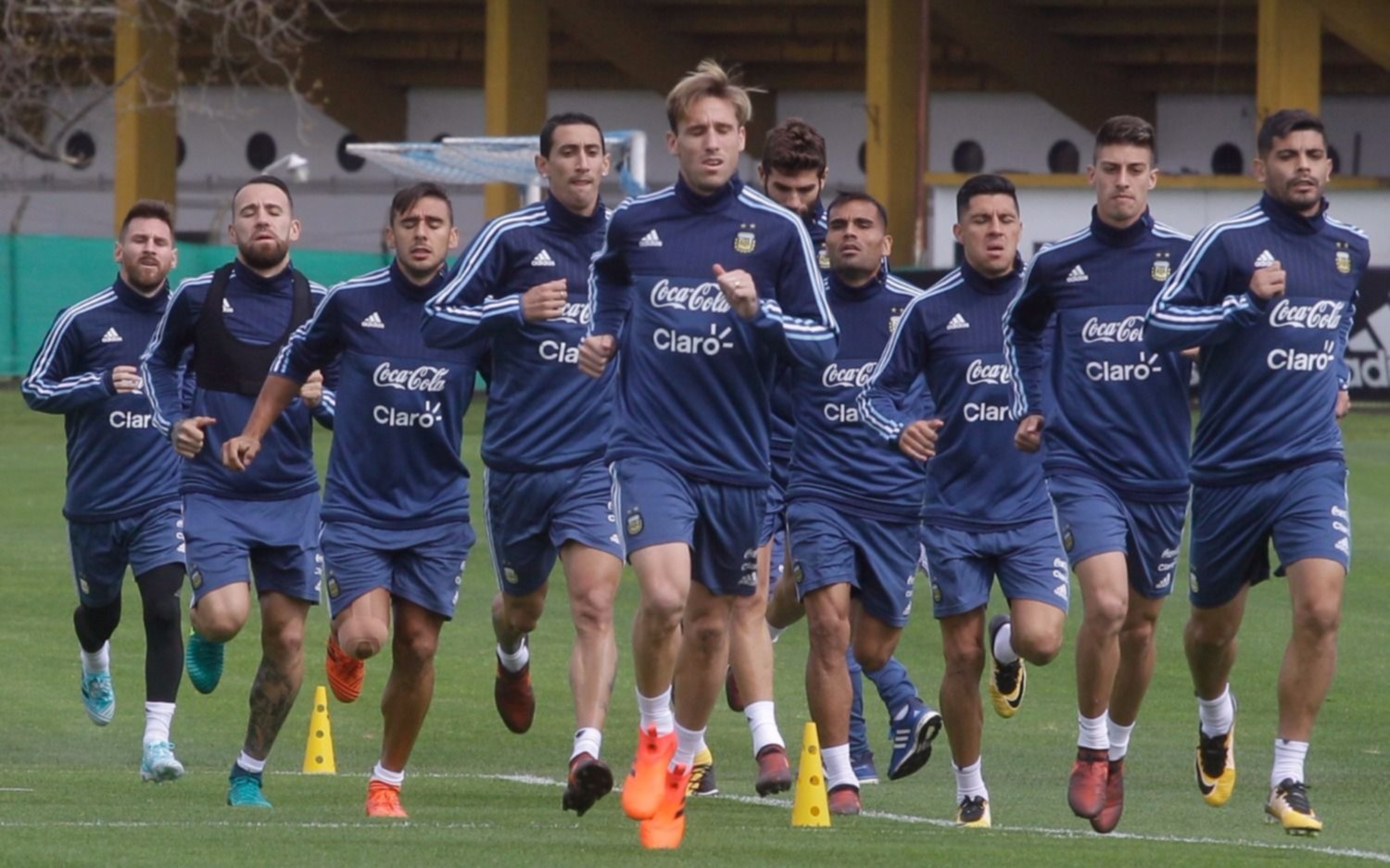 A dos días del partido crucial ante Perú, Sampaoli probó para todos los gustos