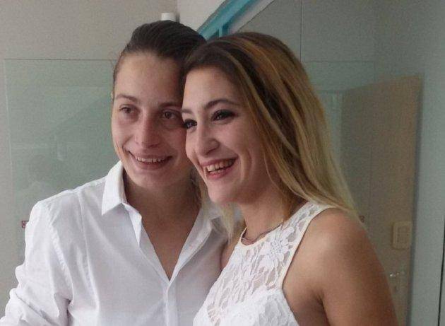 Escándalo por un beso de esposas en el subte