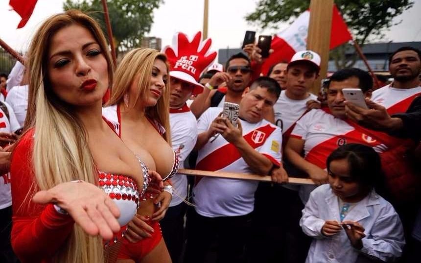 En la previa, volvieron a aparecer las chicas peruanas 