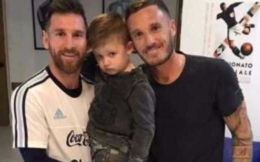 Messi, distendido, posó junto al arquero de Chacarita y su hijo