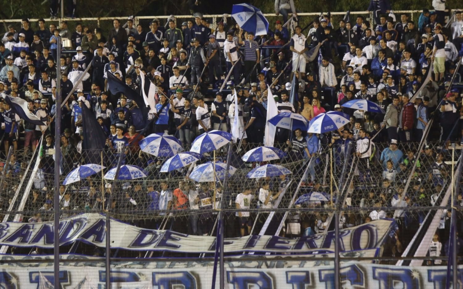 Lugones: "afuera de las canchas por un año el Volador"