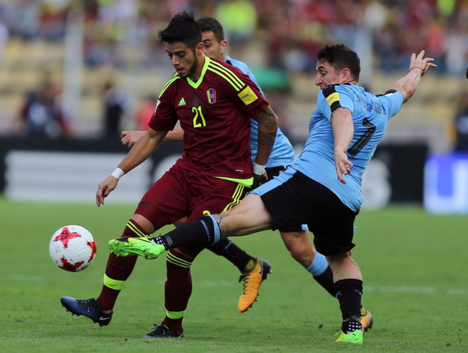 Uruguay empató con Venezuela y tiene que esperar