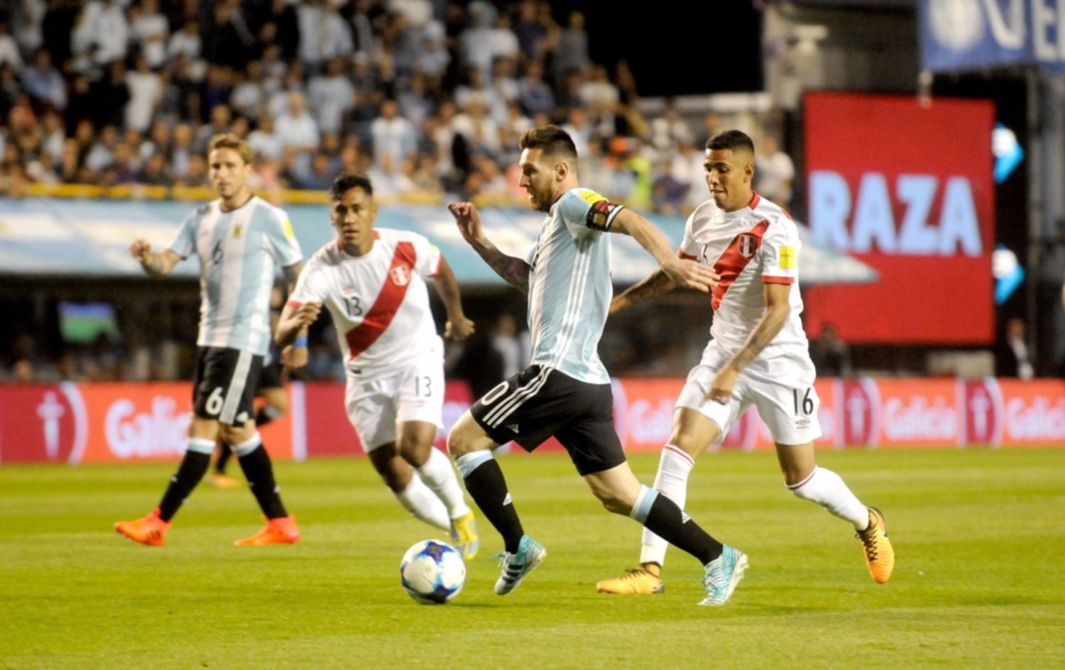 Argentina, sin gol, no pudo con Perú y por ahora se queda afuera del Mundial de Rusia 2018