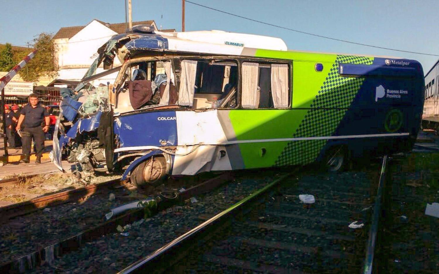 Un tren embistió a un micro del Servicio Penitenciario: el conductor murió