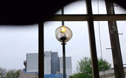 Vecinos denuncian una luminaria prendida "día y noche"